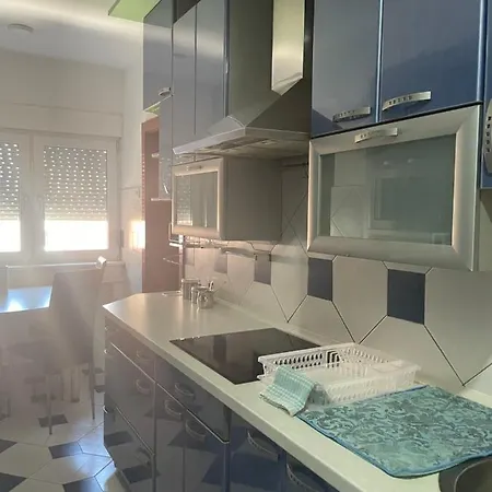 3 Bedroom On Naroden Front Street Apartament *